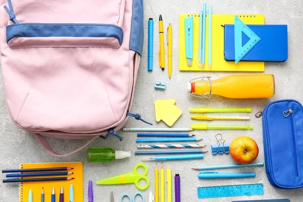 Okul çantası ve ışık arkaplanı kırtasiyesi