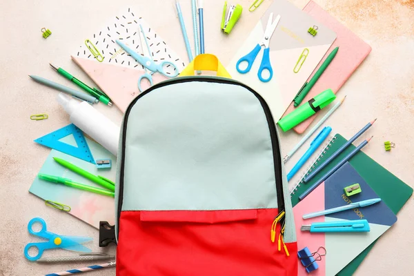 浅色背景的学校背包和文具 — 图库照片