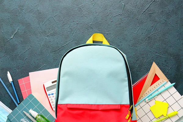 Mochila Escolar Papelería Sobre Fondo Oscuro —  Fotos de Stock