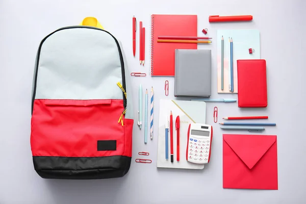 Schoolrugzak Briefpapier Lichte Achtergrond — Stockfoto