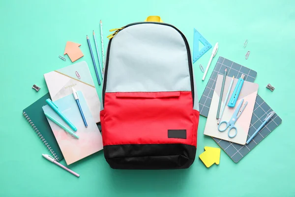 Schulrucksack Und Schreibwaren Auf Farbigem Hintergrund — Stockfoto