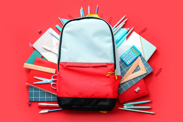 学校のバックパックと文房具 — ストック写真