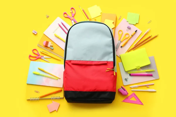 彩色背景的学校背包和文具 — 图库照片
