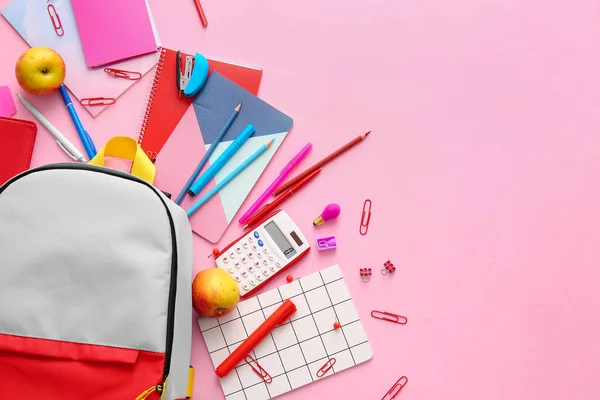 彩色背景的学校背包和文具 — 图库照片