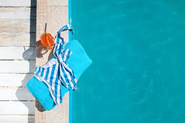 Swimsuit Towel Cocktail Edge Swimming Pool — Stock Photo, Image