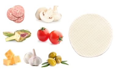 Beyaz zemin üzerinde lezzetli pizzanın içeriği