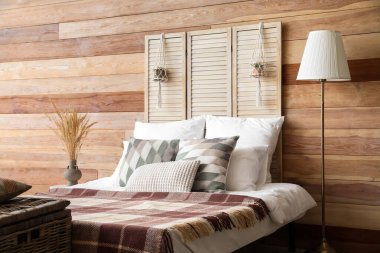 Katlanmış perdeli şık bir yatak odası.