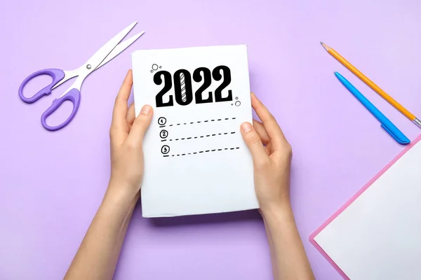 Jonge Vrouw Met Notebook Maken Doen Lijst Voor 2022 Jaar — Stockfoto