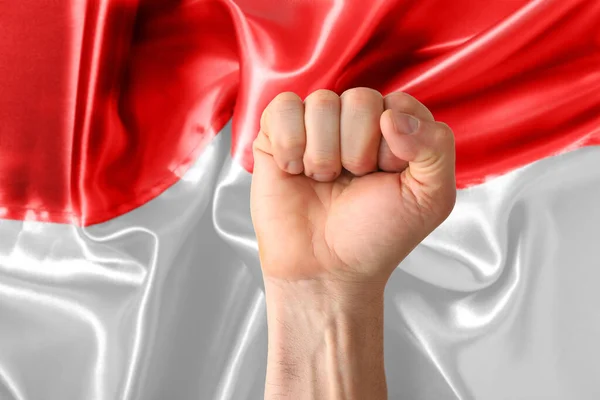 Tangan Dengan Kepalan Tangan Melawan Bendera Indonesia — Stok Foto