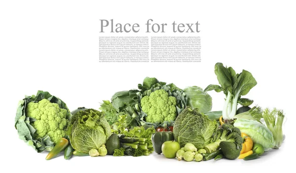 Veel Groene Groenten Witte Achtergrond Met Ruimte Voor Tekst — Stockfoto