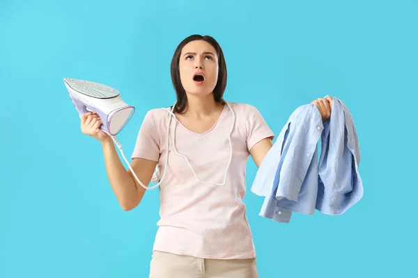 Upset Young Woman Iron Color Background — Stock Photo, Image