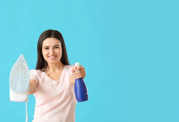 Hermosa Mujer Joven Con Hierro Sobre Fondo Color —  Fotos de Stock