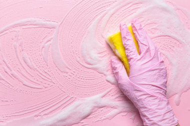 Sünger temizleme renk yüzeyi olan kadın