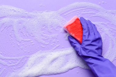 Sünger temizleme renk yüzeyi olan kadın