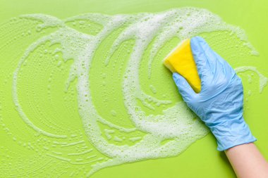 Sünger temizleme renk yüzeyi olan kadın