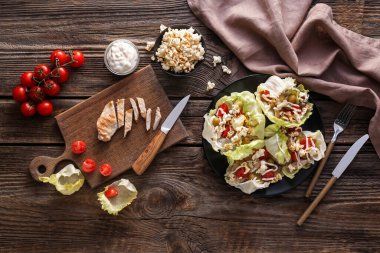 Tahta arka planda marullu lezzetli patlamış mısır salatası.