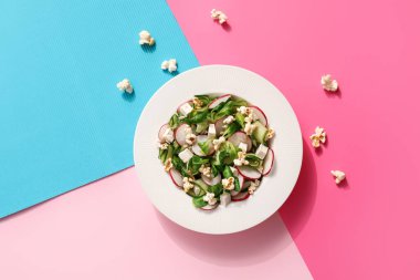 Renkli lezzetli patlamış mısır salatası tabağı.