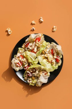 Marul ambalajlı lezzetli patlamış mısır salatası.