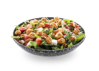 Beyaz arka planda lezzetli patlamış mısır salatası.