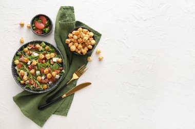 Hafif arka planda lezzetli patlamış mısır salatası.