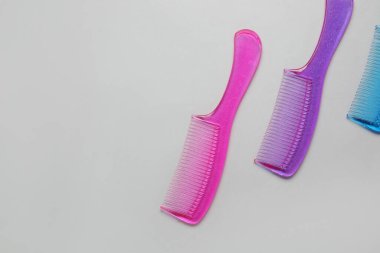 Gri arkaplanda plastik saç tarakları