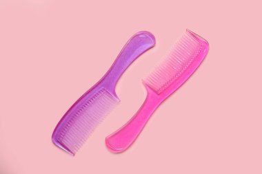 Renk arkaplanındaki plastik saç tarakları