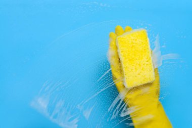 Sünger temizleme renk yüzeyi olan kadın