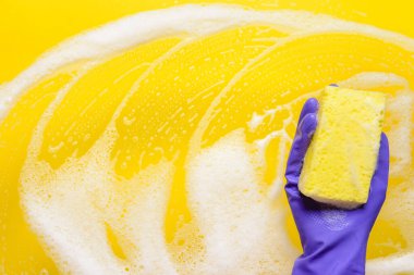 Sünger temizleme renk yüzeyi olan kadın