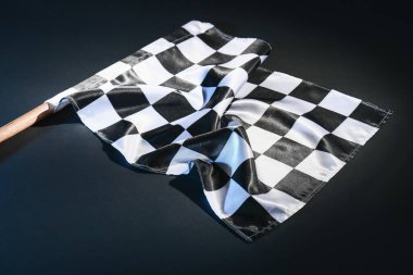 Koyu arkaplanda yarış bayrağı