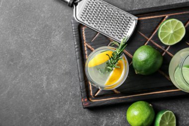 Koyu arkaplanda biberiyeli limon ve limon kokteyli.