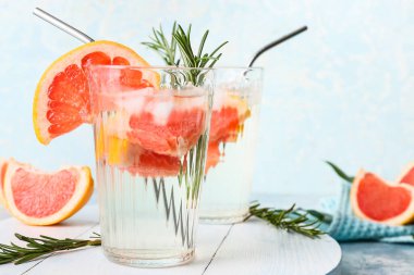 Renkli arka planda biberiyeli lezzetli greyfurt kokteyli, yakın plan.