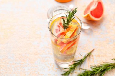 Hafif arka planda biberiyeli lezzetli greyfurt limonatası, yakın plan.