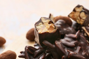 Hafif arkaplanda lezzetli çikolata şekerlemeleri, yakın plan.