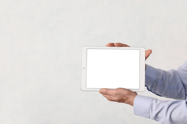 Man Tablet Computer Light Background — Stock Photo, Image
