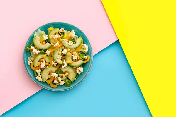 Тарелка Вкусным Салатом Попкорн Цветном Фоне — стоковое фото