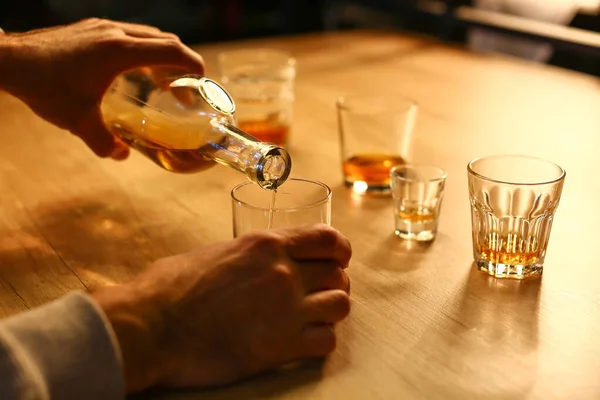 Senior Man Häller Dricka Glas Sent Kvällen Hemma Närbild — Stockfoto