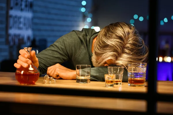 Uomo Ubriaco Incosciente Con Bottiglia Bevanda Tarda Sera Casa — Foto Stock