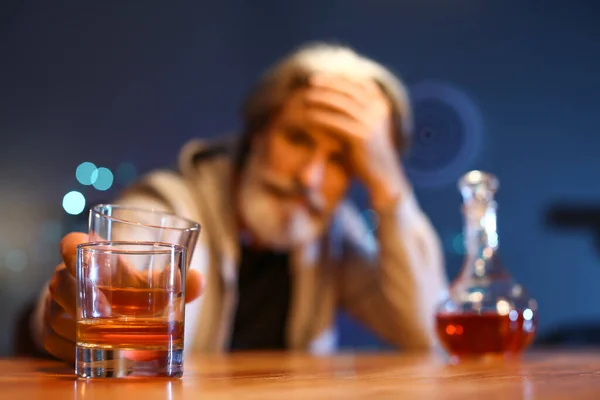 Uomo Anziano Con Bicchiere Bere Tarda Sera Casa Primo Piano — Foto Stock