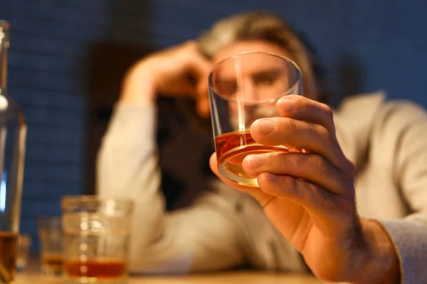 Homme Âgé Avec Verre Boisson Tard Dans Soirée Maison Gros — Photo