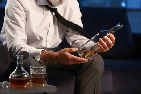 Homem Sênior Com Garrafa Bebida Tarde Noite Casa — Fotografia de Stock