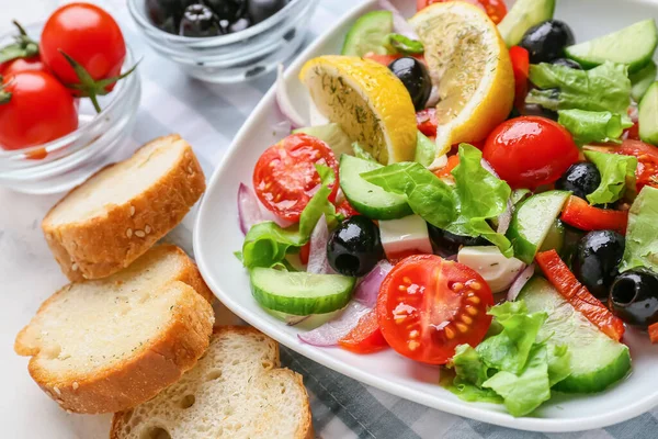 Πιάτο Νόστιμη Ελληνική Σαλάτα Και Ψωμί Ελαφρύ Φόντο Closeup — Φωτογραφία Αρχείου