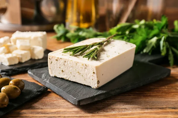 Placa Ardósia Com Queijo Feta Saboroso Azeitonas Alecrim Fundo Madeira — Fotografia de Stock