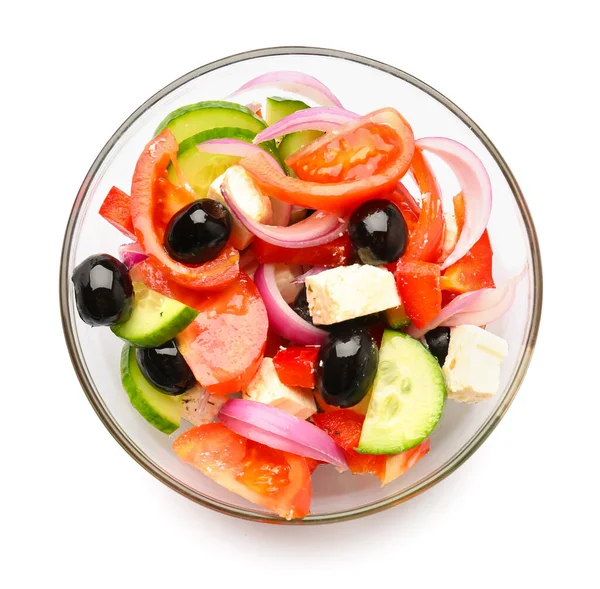 Tigela Vidro Com Salada Grega Saborosa Fundo Branco — Fotografia de Stock