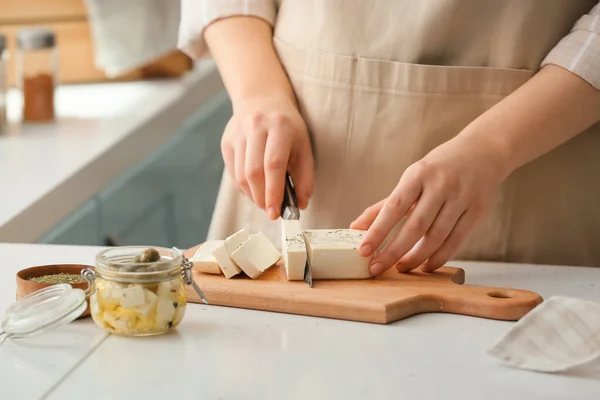 Vrouw Snijden Smakelijke Feta Kaas Tafel Keuken Close — Stockfoto