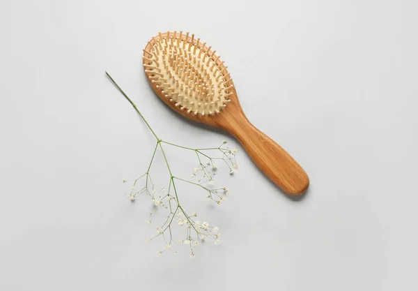 Brosse Cheveux Bois Sur Fond Gris — Photo