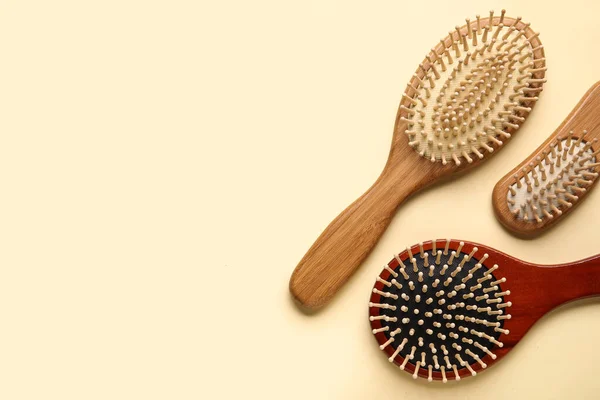 Brosses Cheveux Bois Sur Fond Couleur — Photo