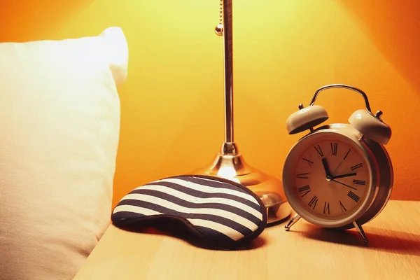 Stilvolle Schlafmaske Lampe Und Uhr Auf Dem Tisch Schlafzimmer — Stockfoto