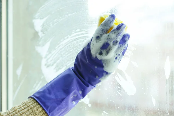 Γυναίκα Καθαρισμού Παράθυρο Στο Δωμάτιο Closeup — Φωτογραφία Αρχείου