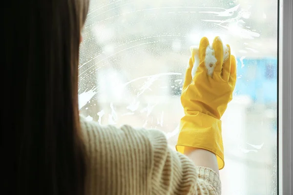 Woman Cleaning Window Room Closeup — Stock Photo, Image