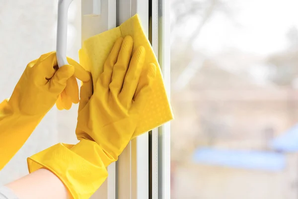 Woman Cleaning Window Room Closeup — Stock Photo, Image